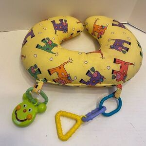 Mini boppy with toys‎